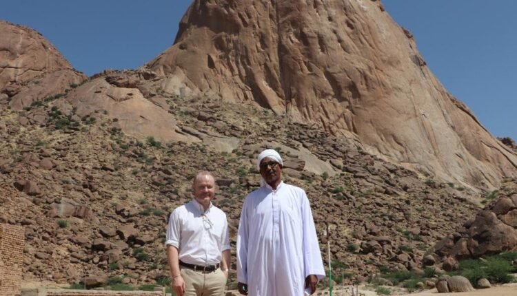 السفير الأمريكي يكشف تفاصيل لقاء مع زعيم الختمية بكسلا ويتغزل في جبل توتيل