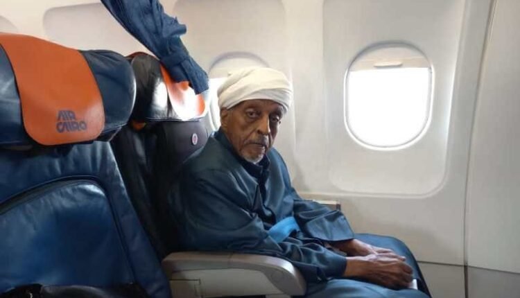 الميرغني يغادر القاهرة بطائرة مصرية بتوجيه من الرئيس المصري