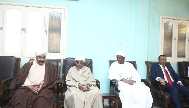 حميدتي يزور الميرغني بحضور جعفر والحسن