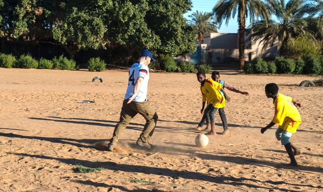 بالصورة.. السفير الأمريكي يلعب مباراة مع أشبال منطقة في السودان
