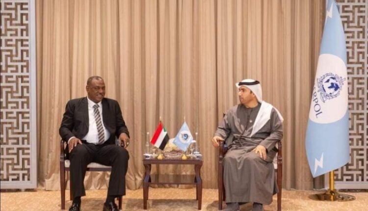السودان يناقش مع الانتربول تحديد مواقع هاربين عن العدالة