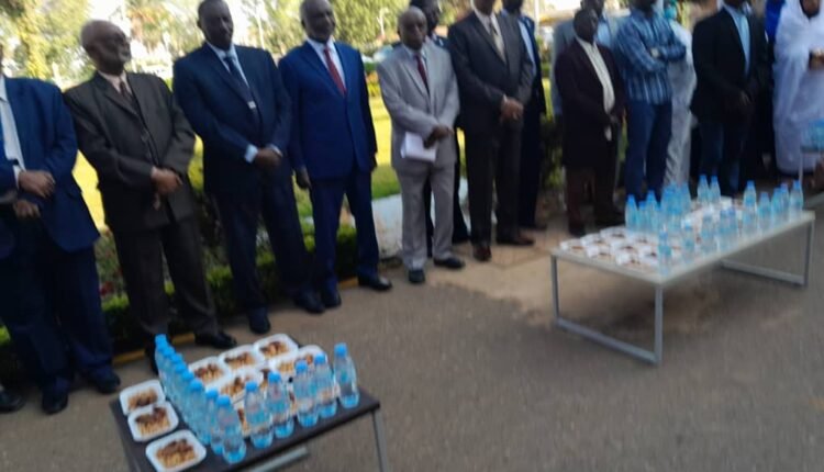 السودان.. جبريل يعلن تطورات عن مشاكل تواجه الدبلوماسيين ويؤكد أن المالية مطالبة بعمل المعجزات