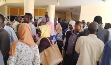 السودان : محامي يتعرض للضرب داخل محكمة وطرده بامر قاضي.. فتيات ودخان سجائر بقاعة المحكمة وغضب وسط المحامين “فيديو”