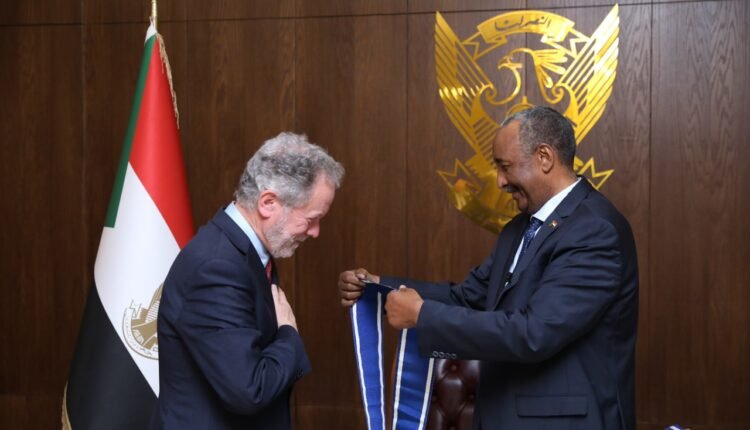 البرهان يمنح مسؤولًا أمميًا وسام رفيع ويتحدث عن الإستثمار