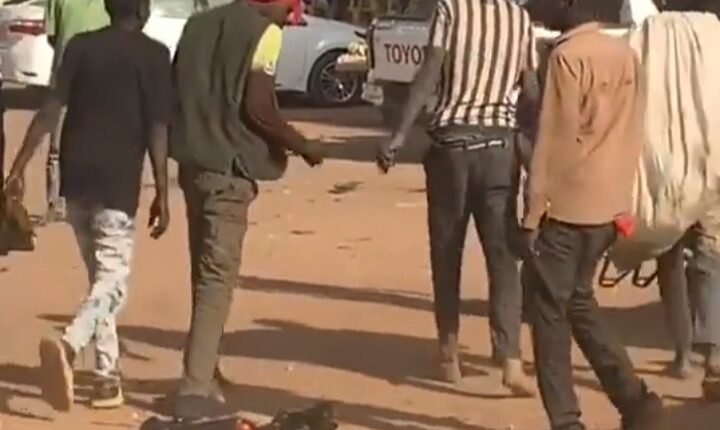 بالفيديو.. عصابة تعتدي على مواطن نهارا بالسوق  وسلطات الخرطوم تعلن القبض على متهمين وتتخذ اجراءات