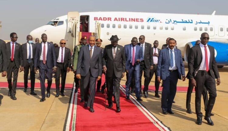 البرهان برفقة عضو بمجلس السيادة يصلان جوبا