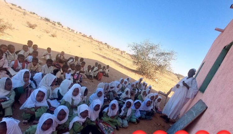 السودان.. صورة صادمة لتلاميذ مدرسة يتلقون حصصهم في العراء