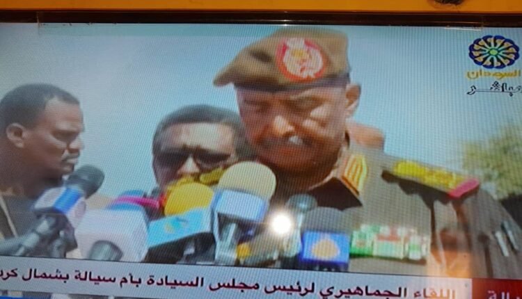 بحضور البرهان.. والي ولاية يطالب بالتحقيق معه على الهواء مباشر: لا اصلح للولاية