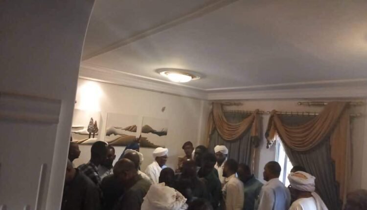 السودان.. السلطات تسمح لـ”البشير” بتلقي العزاء في شقيقه