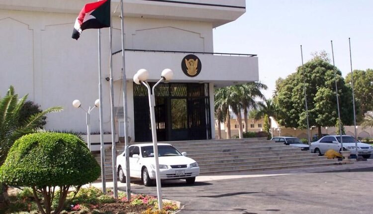 الخارجية السودانية توجه انتقادات حادة إلى تصريحات السفير الأمريكي وتدفع بطلب إلى واشنطن