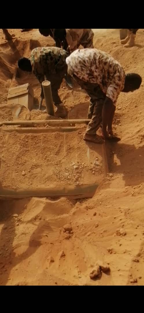 بالصورة.. الدعم السريع يدفن "تاتشرات" تحت الأرض في الخرطوم