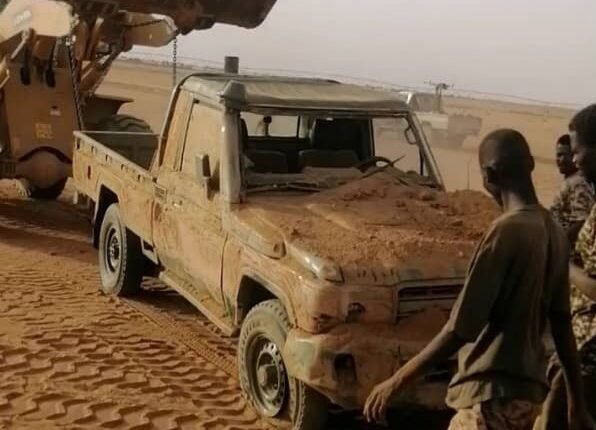 بالصورة.. الدعم السريع يدفن “تاتشرات” تحت الأرض في الخرطوم