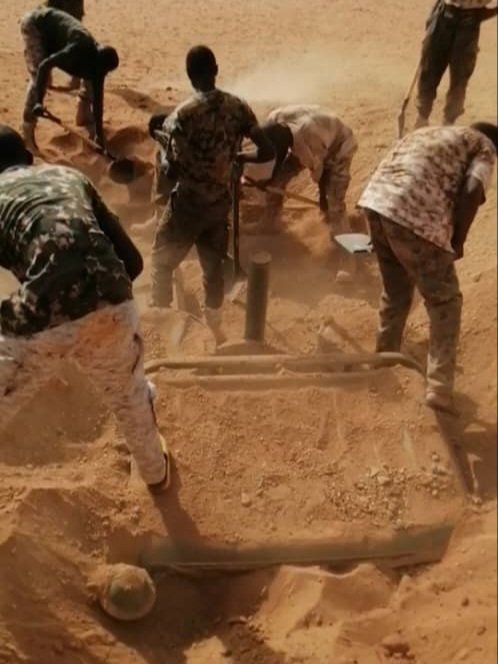 بالصورة.. الدعم السريع يدفن "تاتشرات" تحت الأرض في الخرطوم