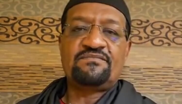 موجة غضب واتهامات تطال شيخ الأمين باستلام مال مسروق من الدعم السريع