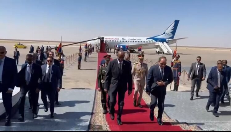 السيسي يستقبل البرهان في مطار العلمين