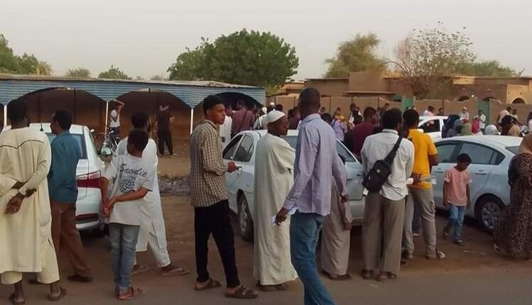 تدافع كبير للمواطنين السودانيين أمام مراكز استخراج الجواز