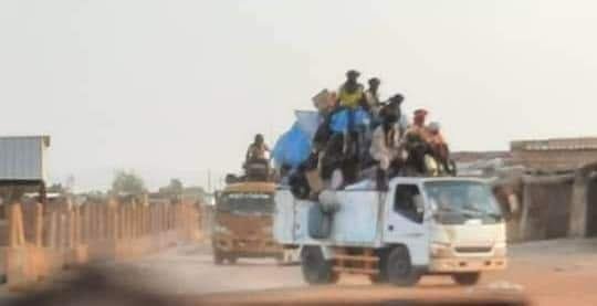 بالصورة.. الدعم السريع ينهب الخرطوم عبر شاحنات محملة بالمسروقات
