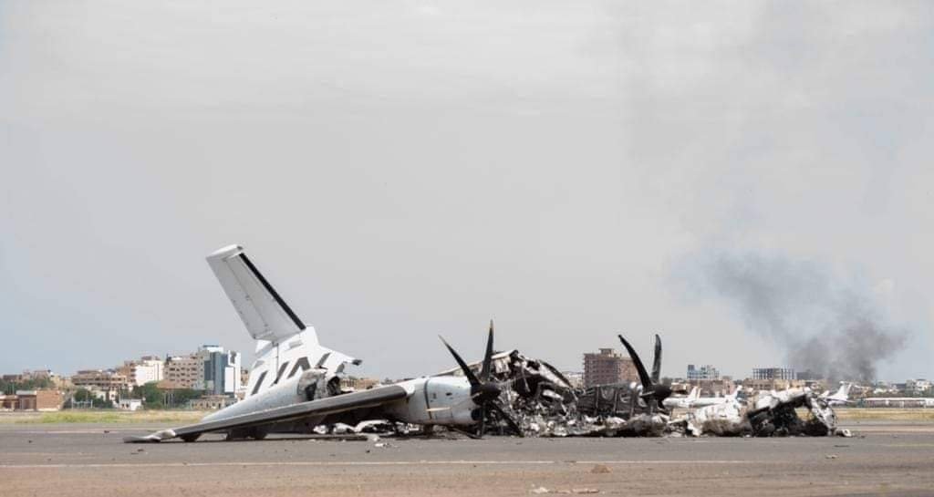 طائرات مدمرة داخل المطار