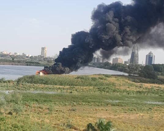 الجيش السوداني يدمر لينشا في النيل يحمل ذخائر وغارات جوية بالفاشر