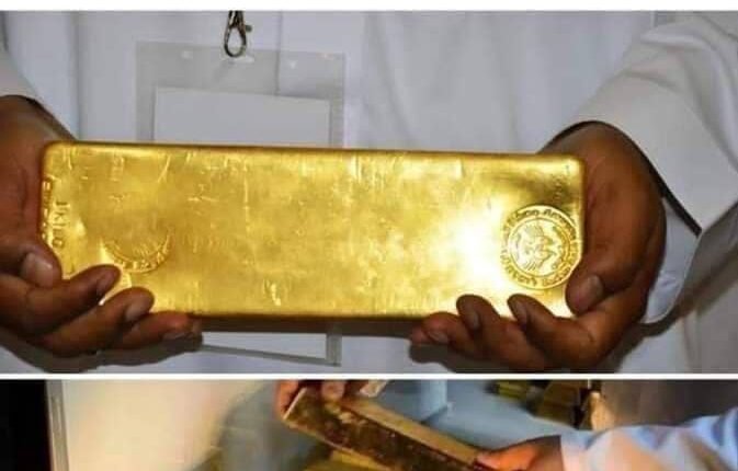 مستشار الدعم السريع يعرض كميات كبيرة من ذهب السودان المسروق في نيروبي