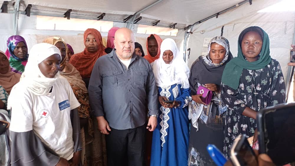 أول صورة لكريم خان مدعي الجنائية الدولية وسط اللاجئين السودانيين