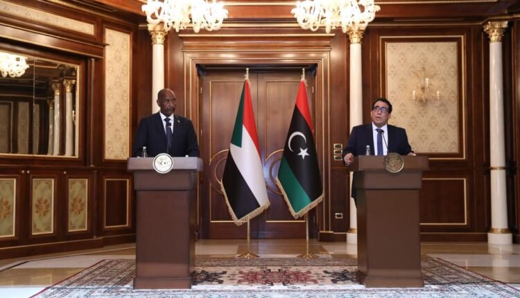 بالفيديو: في مؤتمر صحفي مشترك.. البرهان والمنفي يؤكدان رفضهما التدخلات الخارجية ويتحدثان عن منبر جدة واوضاع السودانيين في ليبيا