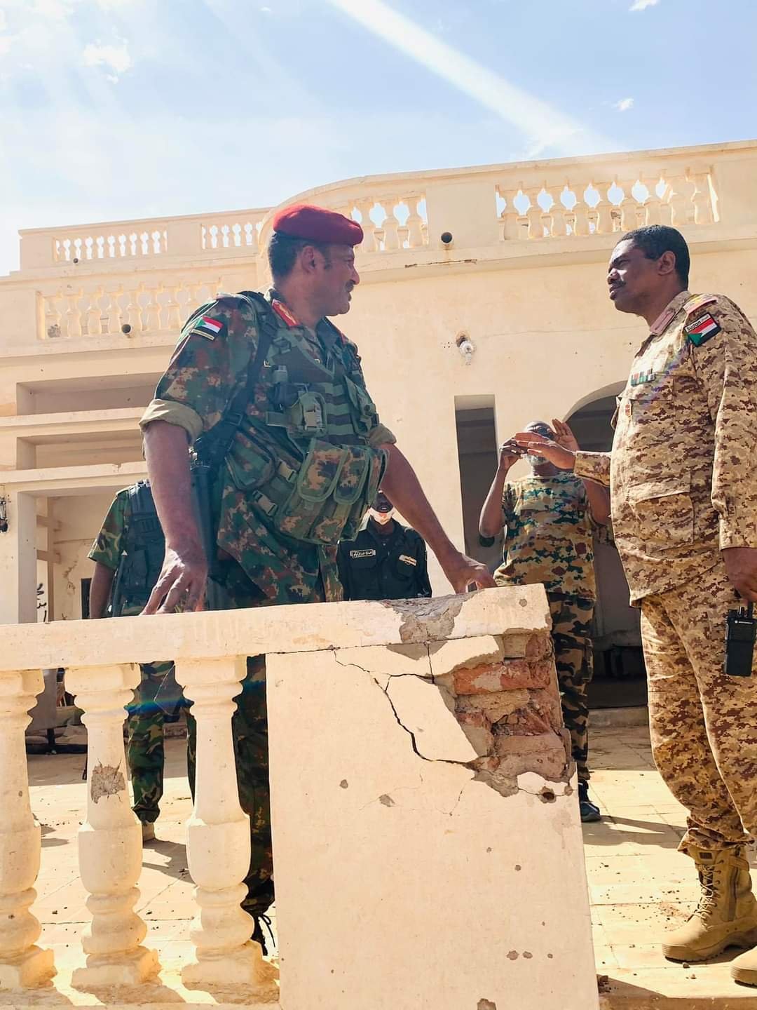 بالصور والفيديو :عبد الرحمن الصادق يكشف حجم الدمار في تفقد مقار بارزة بأمدرمان بينها منزل والده وقبة المهدي والضريح ويزور مسيد شيخ الأمين