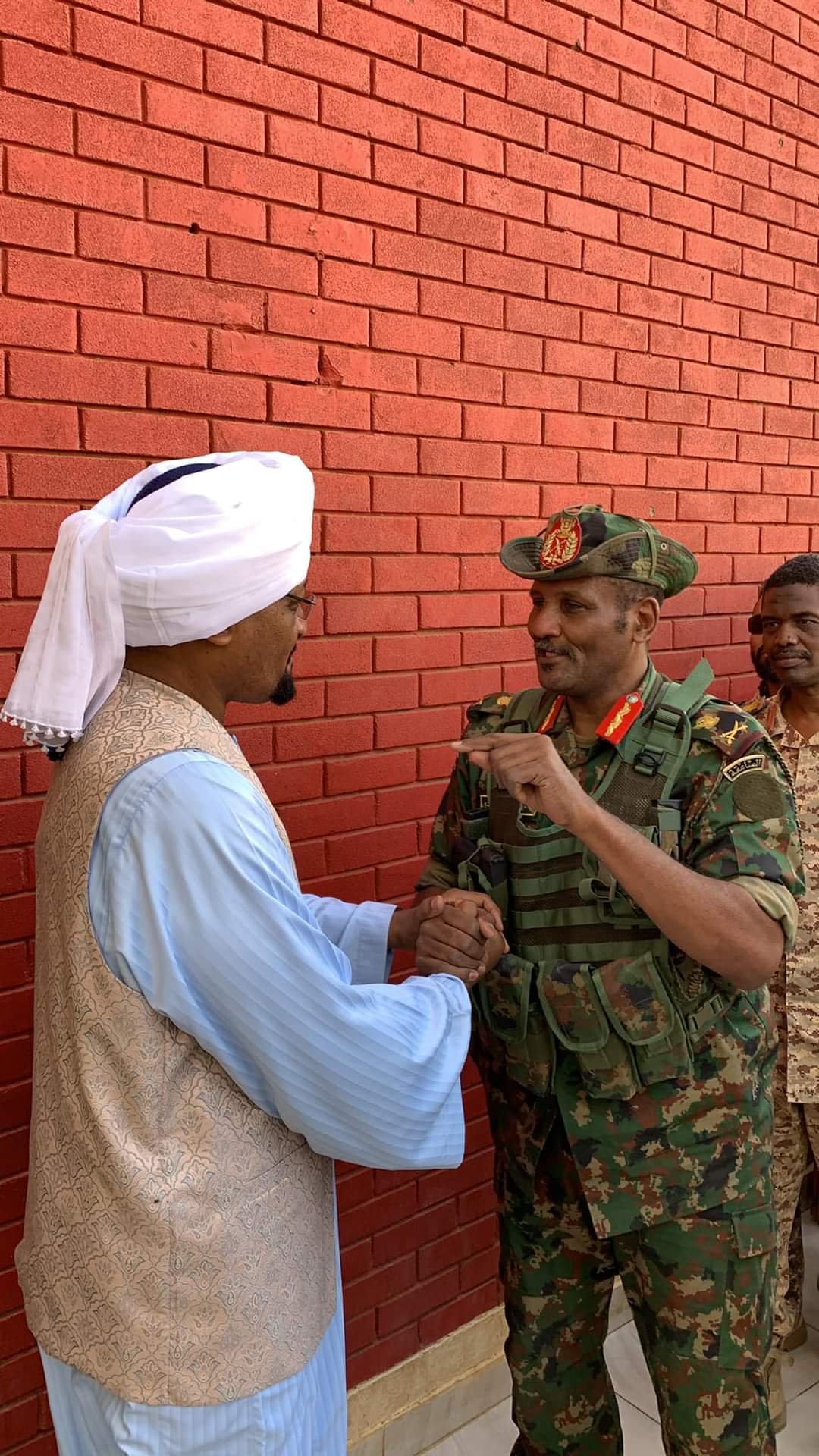 بالصور والفيديو :عبد الرحمن الصادق يكشف حجم الدمار في تفقد مقار بارزة بأمدرمان بينها منزل والده وقبة المهدي والضريح ويزور مسيد شيخ الأمين بالصور والفيديو :عبد الرحمن الصادق يكشف حجم الدمار في تفقد مقار بارزة بأمدرمان بينها منزل والده وقبة المهدي والضريح ويزور مسيد شيخ الأمين