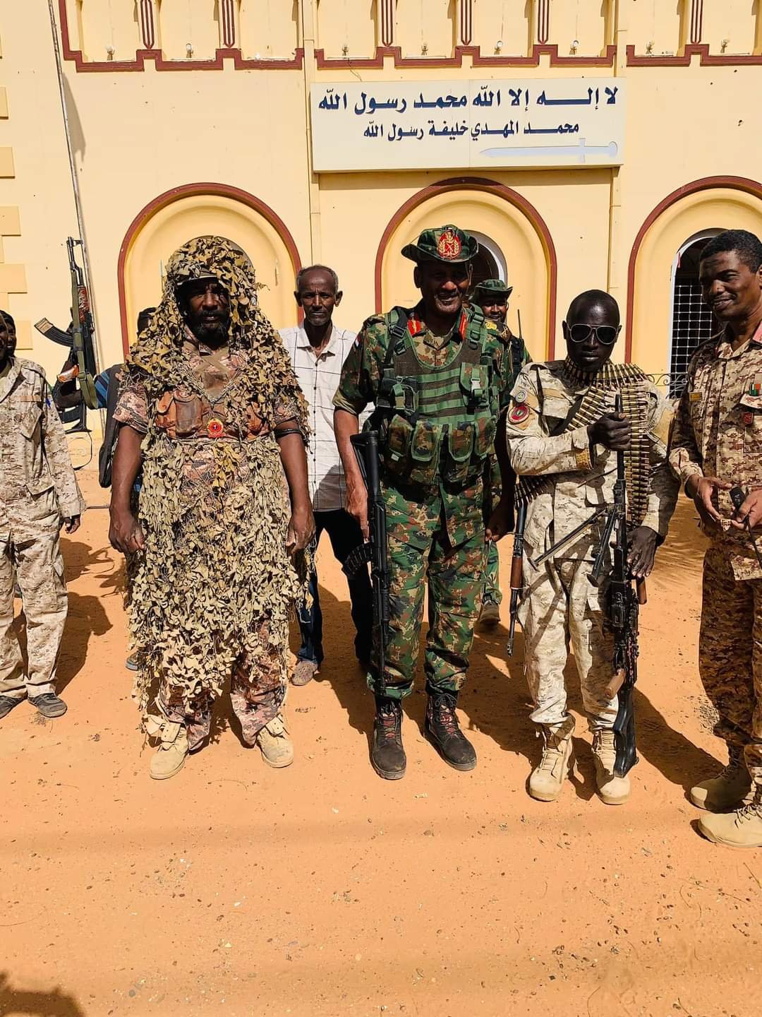 بالصور والفيديو :عبد الرحمن الصادق يكشف حجم الدمار في تفقد مقار بارزة بأمدرمان بينها منزل والده وقبة المهدي والضريح ويزور مسيد شيخ الأمين