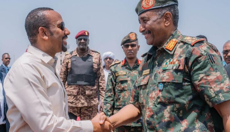 بالفيديو والصور.. البرهان يقود بنفسه سيارة آبي أحمد  إلى القصر ويغرسان “نبتة” ويغردان بعد جلسة مباحثات