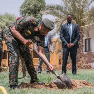 بالفيديو والصور.. البرهان يقود بنفسه سيارة آبي أحمد إلى القصر ويغرسان "نبتة" ويغردان بعد جلسة مباحثات