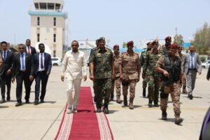 بالفيديو والصور.. البرهان يقود بنفسه سيارة آبي أحمد إلى القصر ويغرسان "نبتة" ويغردان بعد جلسة مباحثات