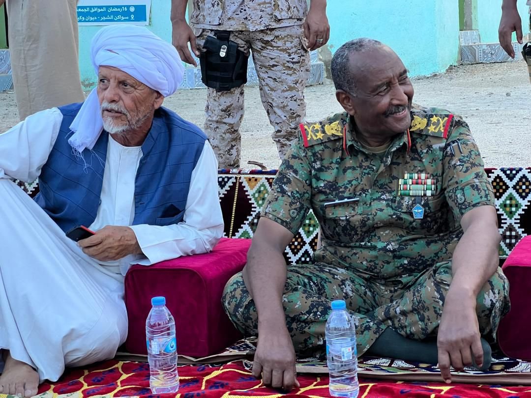 بالصور .. البرهان وسط متضرري كارثة طوكر وسواكن.. يشيع ضحايا ويطلق تعهدات