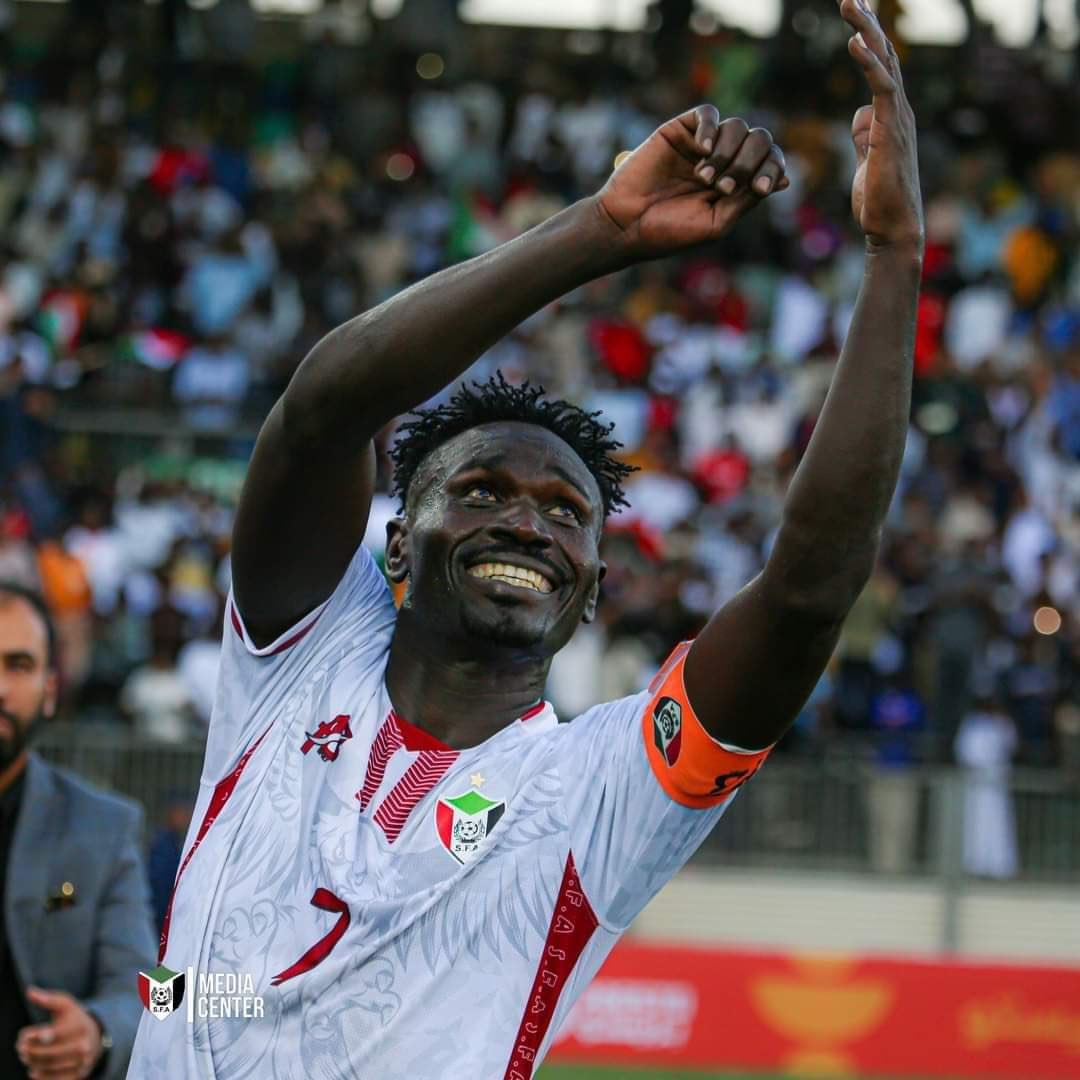 منتخب السودان يقتلع بطاقة العبور الى كأس أمم إفريقيا من أنغولا .. صقور الجديان يكتبون التاريخ ويصنعون الفرح رغم آلام الحرب ولاعب يلوح بإشارة للبرهان