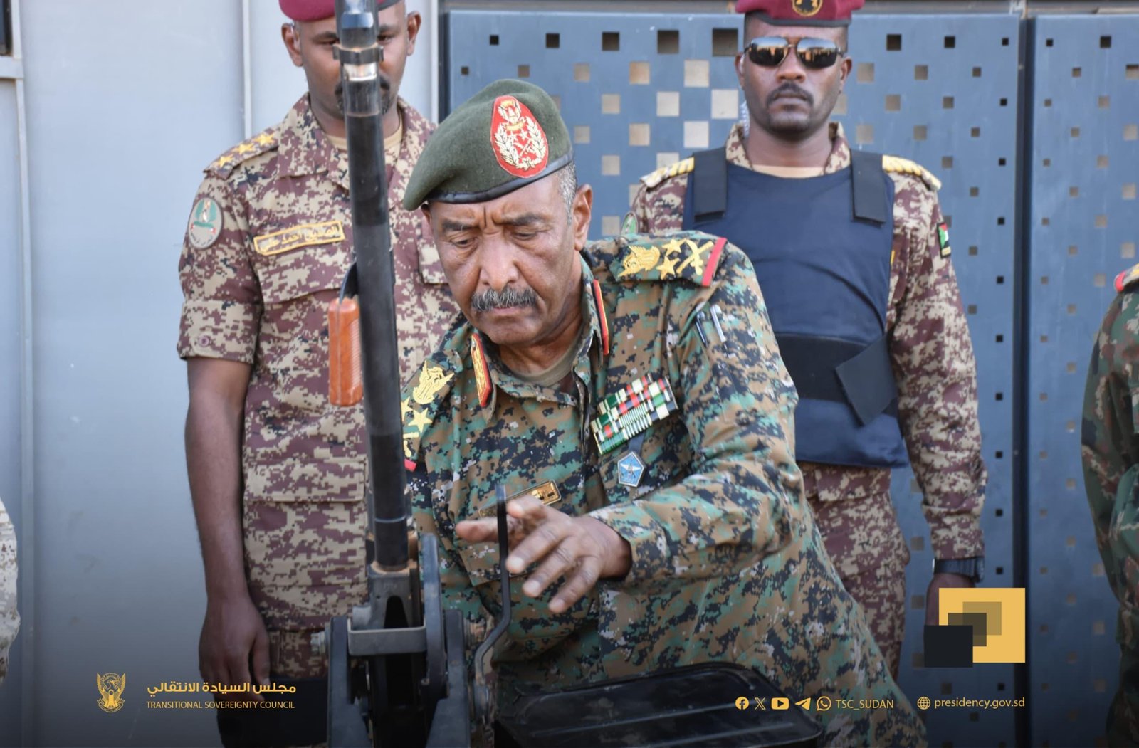 البرهان يحمل بندقيته داخل معسكر القوات الخاصة للجيش السوداني "صور"
