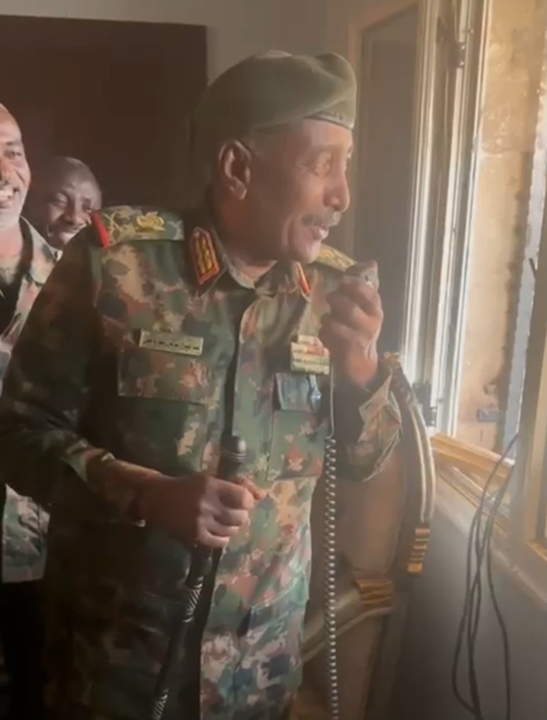 بالفيديو والصور .. البرهان داخل متحركات كافوري والكدرو ويصدر توجيهات من غرفة العمليات العسكرية لقوات الجيش.. "دبلو ليهم وتلتو ليهم"