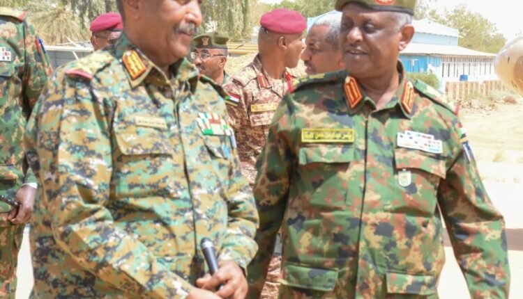 البرهان يحمل بندقيته داخل معسكر القوات الخاصة للجيش السوداني “صور”