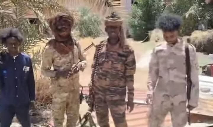 بثوا مقطع فيديو من جامعة.. جنود في  الدعم السريع يعلنون استعادة السيطرة على القصر الجمهوري