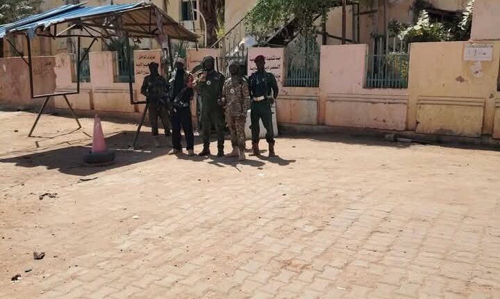 بعد فوضى وعمليات نهب.. الجيش السوداني يؤمن مستشفى بشائر