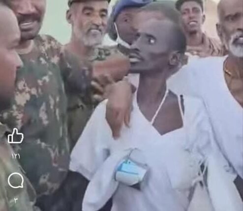 أسره عندما كان مع الدعم السريع وعاد وأطلق سراحه مع الجيش.. جندي ينظر بدهشة إلى كيكل