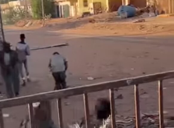بالفيديو.. تعرف على مقار وزارات استعادها الجيش وتدمير مركبات قتالية لقوات الدعم السريع واشتعال النيران بمحيط مطار الخرطوم