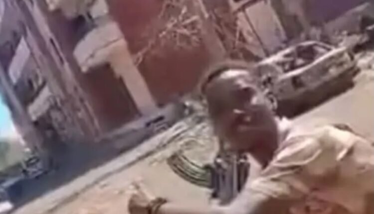 الجيش السوداني يسيطر على مقر الشرطة الأمنية ويقترب من إلتقاء قوات المدرعات مع القيادة العامة