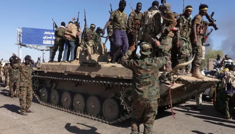 عاجل .. الجيش يعلن إلتقاء قوات متحركاته في الخرطوم.. القيادة مع المدرعات..بالفيديو