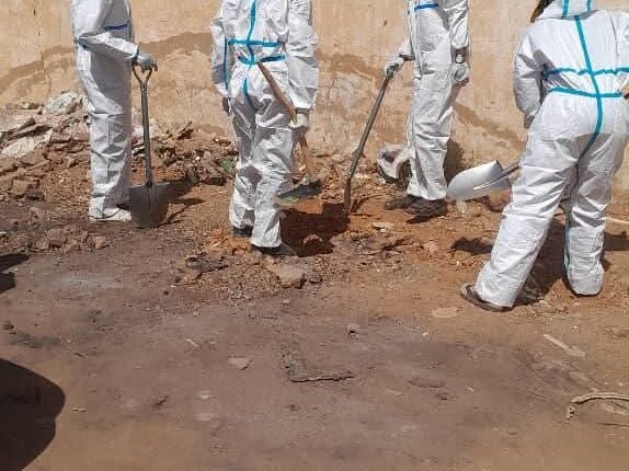 لجنة نقل الجثث من الأحياء السكنية في أم درمان تباشر عملها