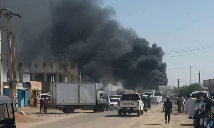 عاجل .. مسيرات تستهدف مخازن وقود في عطبرة وتصاعد ألسنة اللهب والدخان وانقطاع الكهرباء “بالصور”