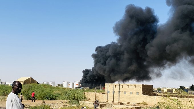 عاجل .. مسيرات تستهدف مخازن وقود في عطبرة وتصاعد ألسنة اللهب والدخان وانقطاع الكهرباء "بالصور"