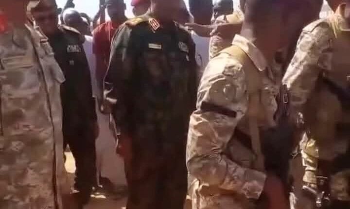 البرهان في مطار بورتسودان بعد ساعات من استهدافه بمسيرات وقرار مهم من الطيران المدني بشأن حركة الطائرات