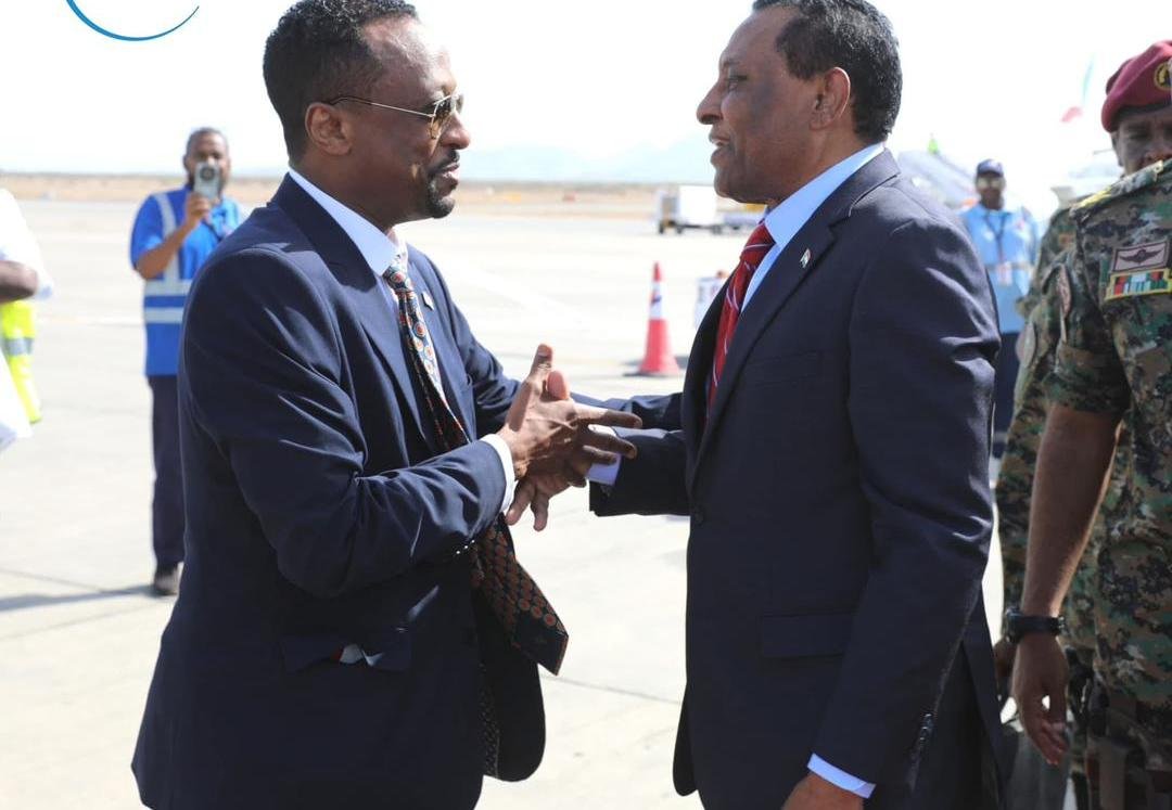 رئيس الوزراء كامل إدريس يصل السودان لتولي مهامه رسميًا ويسجد شكرًا