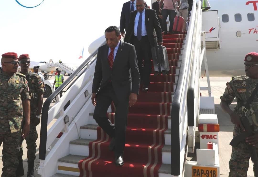 رئيس الوزراء كامل إدريس يصل السودان لتولي مهامه رسميًا ويسجد شكرًا