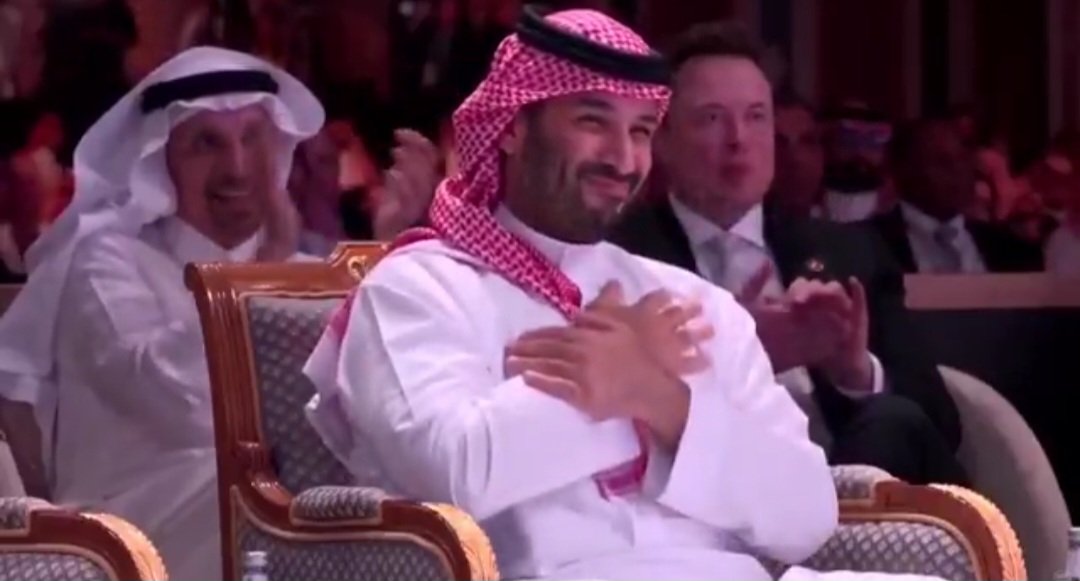 بالفيديو .. لحظة إعلان ترامب قرار رفع العقوبات الأمريكية عن سوريا وتفاعل كبير من محمد بن سلمان